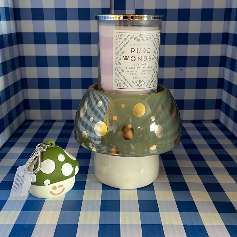 BATH AND BODY WORKS MUSHROOM CANDLE HOLDER AND POCKETBAC HOLDER NWT.  SO CUTE!